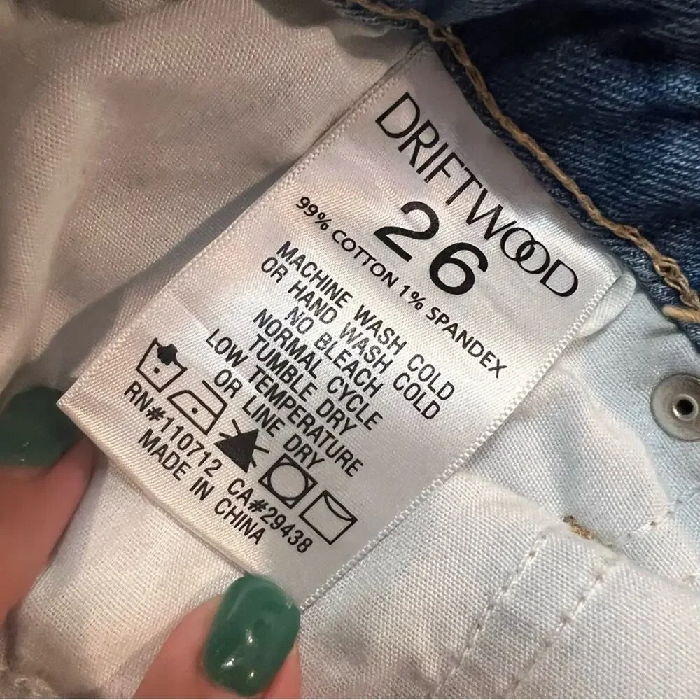 Driftwood Gizelle Embroidered Daisy Jean size 26/27